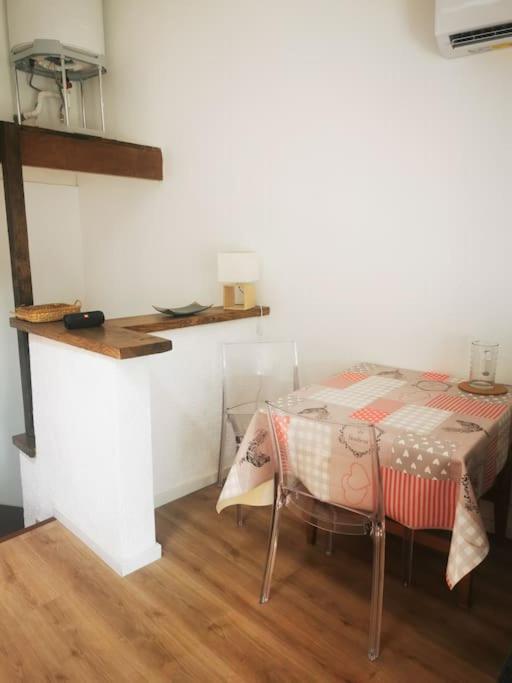Appartement Avec Terrasse Saint-Martin-de-Brômes エクステリア 写真